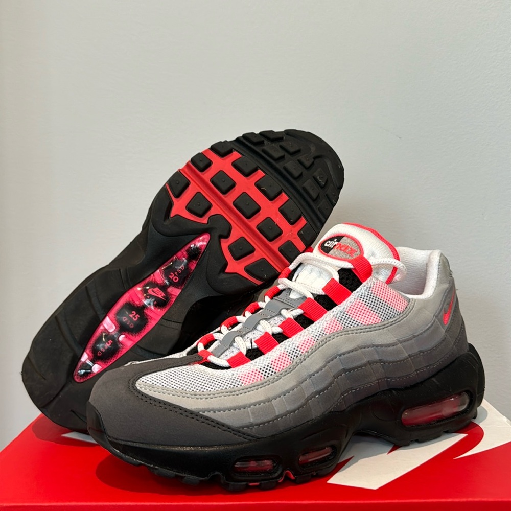 Used Men’s Nike Air Max 95 Size 7, Women’s 8.5